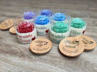 Dlouho jsem se neozvala, ale nelením 😍❤️ Pár objednávek pro paní učitelky 😍 Tentokrát svíčky, nějaké budou i navíc tak Vám...