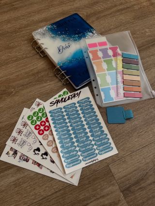 Učitelský diář PŘIPRAVEN 😍😍😍 Jeden modrý na přání 😇 a jak letošní diářky budou vypadat? 🩵vazba z pryskyřice 🩵datovaný diář...